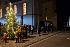 20221126-Erlenbach_Christbaum_schmuecken_056