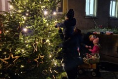 20221126-Erlenbach_Christbaum_schmuecken_069